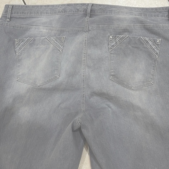 Gloria Vanderbilt Stefania Womens Plus Sz 24W Gray Crop Jeans Embellished Pocket - Picture 3 of 8